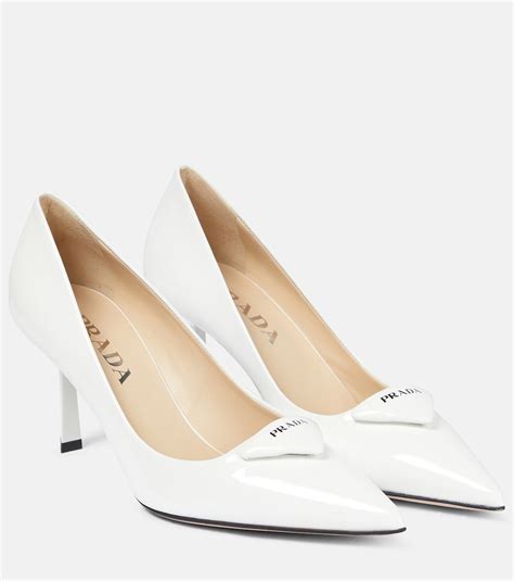 prada pumps weiss lackleder|Pumps aus Lackleder in Weiß .